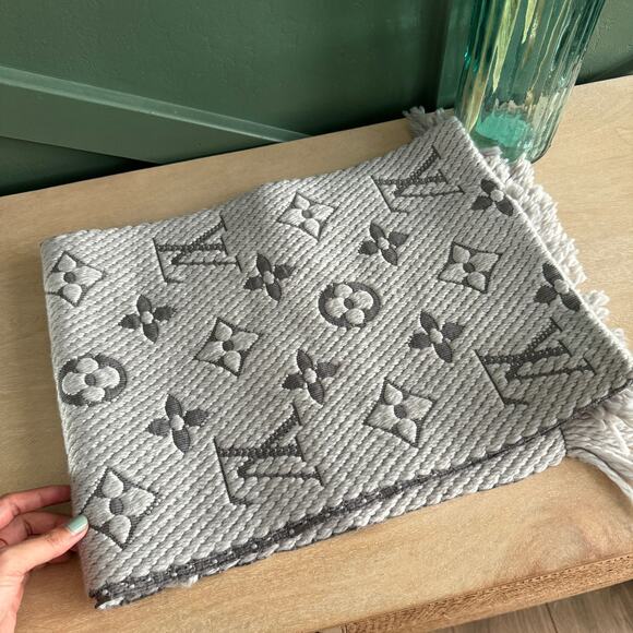 122 LOUIS VUITTON LOGOMANIA SCARF LIGHT GREY - Picture 3 of 5